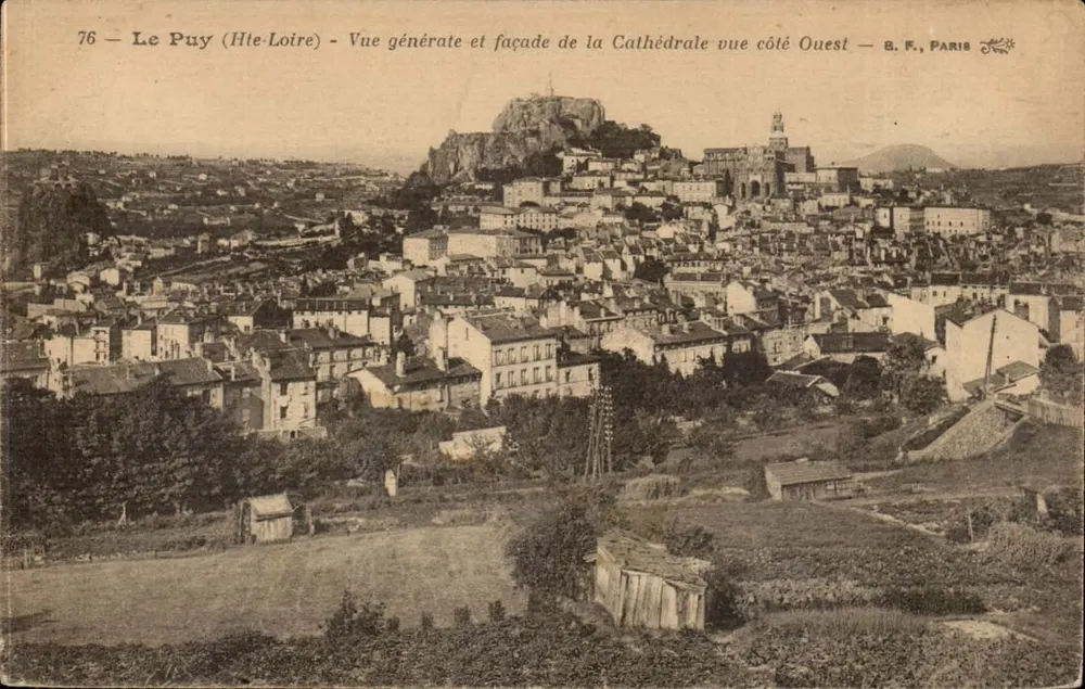 Le Puy (Haute-Loire) — Allgemeiner Blick und Fassade der Kathedrale von Westen gesehen — B.F., Paris - Vorderseite