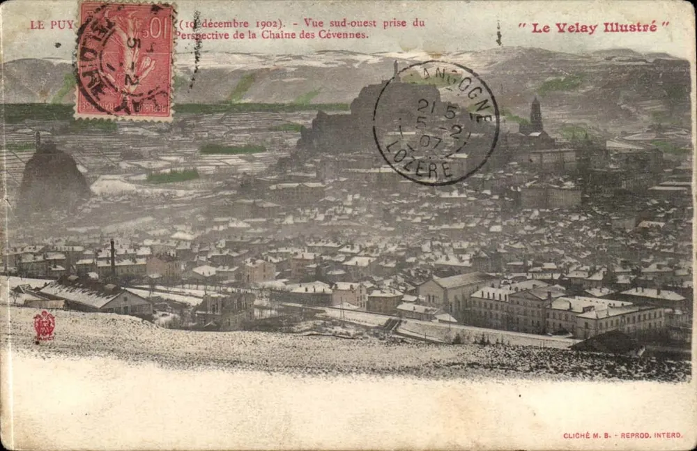 Le Puy — Vista sudoeste tirada da Perspectiva da Cadeia dos Cévennes — "Le Velay Illustré" — Cliché M. B. - Reprod. Interd. - Frente