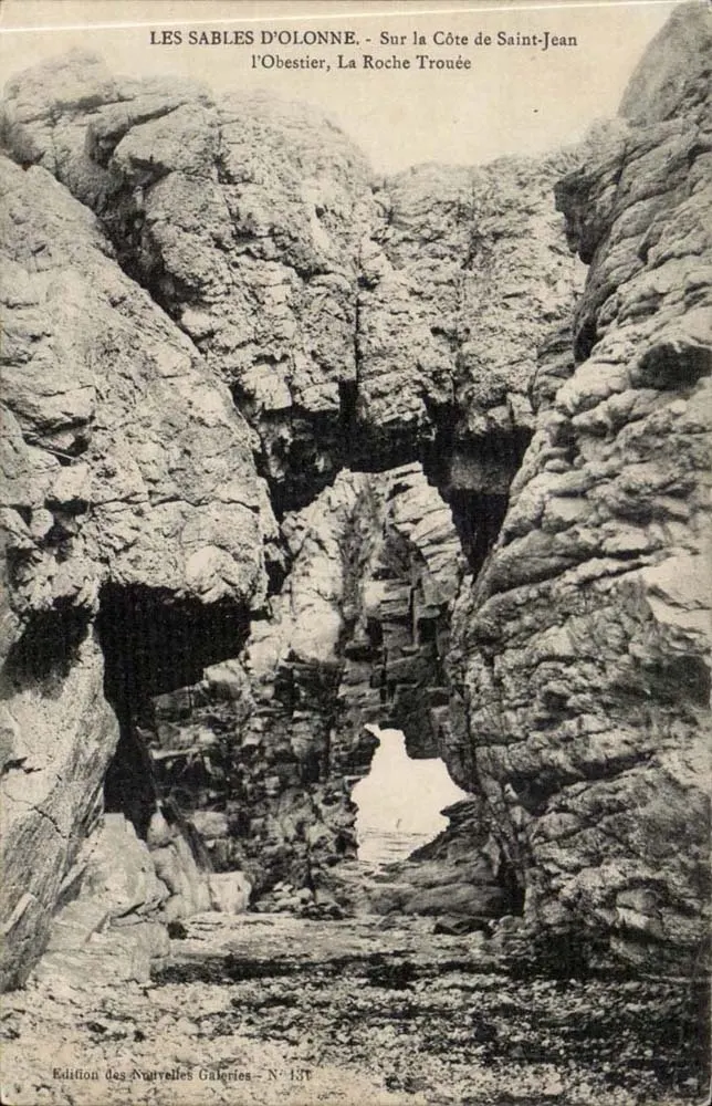 Les Sables d'Olonne - An der Küste von Saint-Jean, L'Obestier, La Roche Trouée — Ausgabe der Nouvelles Galeries, N° 137 - Vorderseite