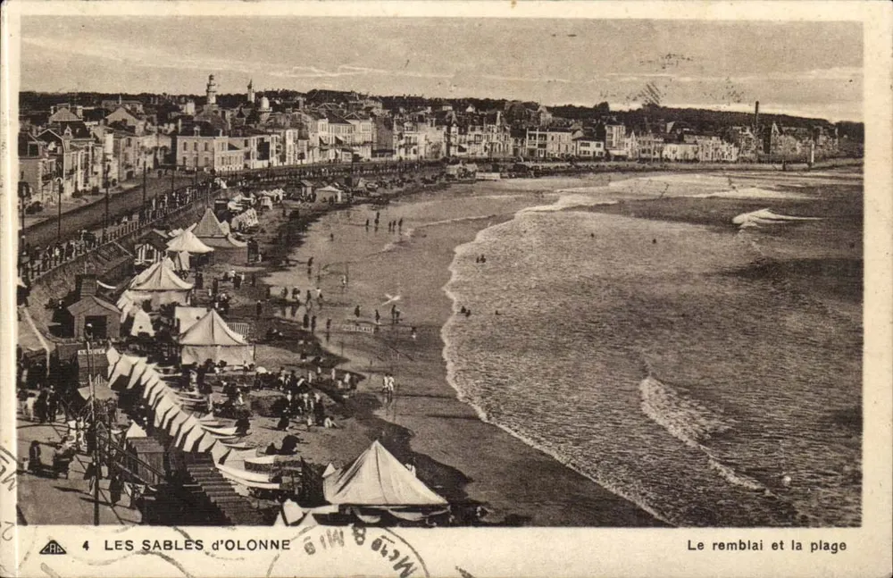 Les Sables-d'Olonne — Il terrapieno e la spiaggia — editore: Arts des Arts Photomécaniques, Strasburgo - Recto