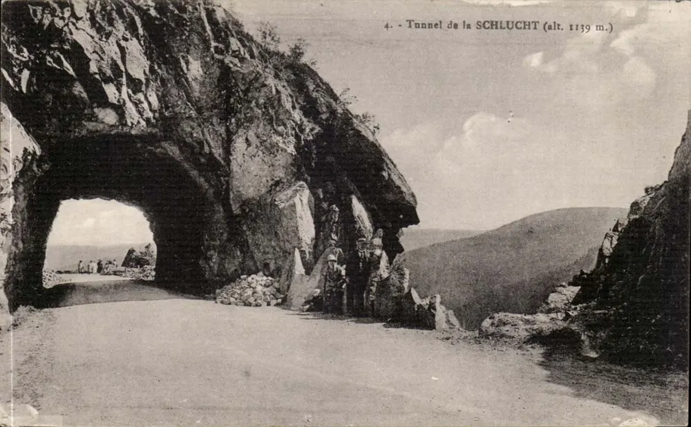 Túnel da SCHLUCHT (alt. 1139 m.) — vista do túnel natural em um paisagem montanhosa — editor não identificado - Frente
