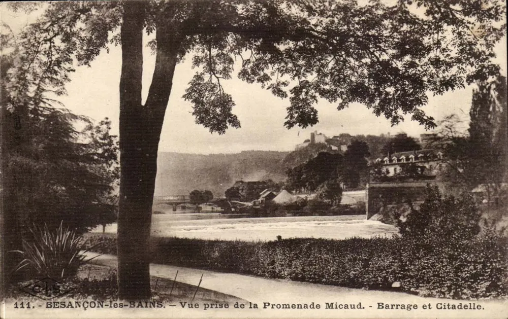 Besançon-les-Bains — Aufnahme von der Promenade Micaud — Staudamm und Citadel - Vorderseite