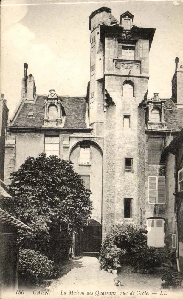 CAEN — A Casa dos Quatrans, rua de Grôlée — LL - Frente