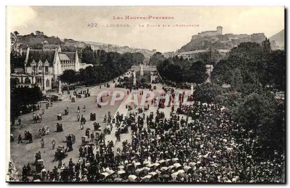 Lourdes - A multidão na Esplanada — As Altas-Pirineus, n°422 - Frente