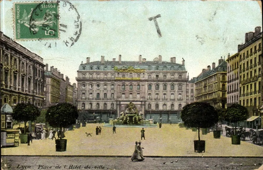 Lyon. Plaza del Ayuntamiento — vista de la fuente y de los edificios — editor L.V. & Cie - Anverso