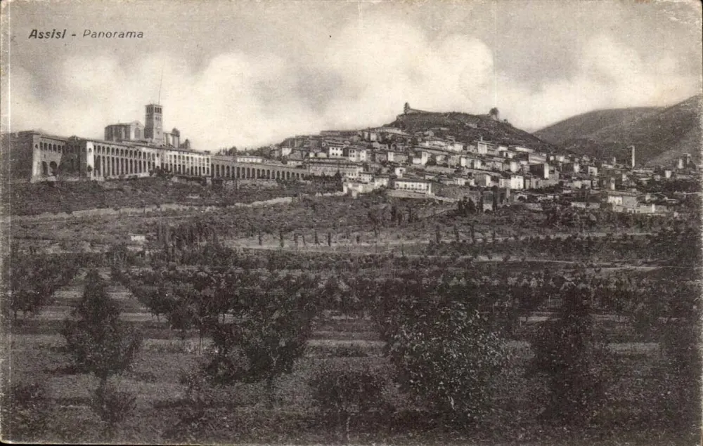 Assisi - Panorama — vista panorâmica da cidade e do monte Subasio, editor Luigi Vignati, n° 18761 - Frente