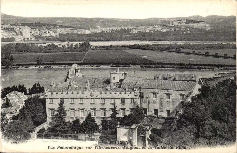 Avignon — Panoramablick auf Villeneuve-lès-Avignon und die Rhône-Talregion — ND. Phot. - Vorderseite