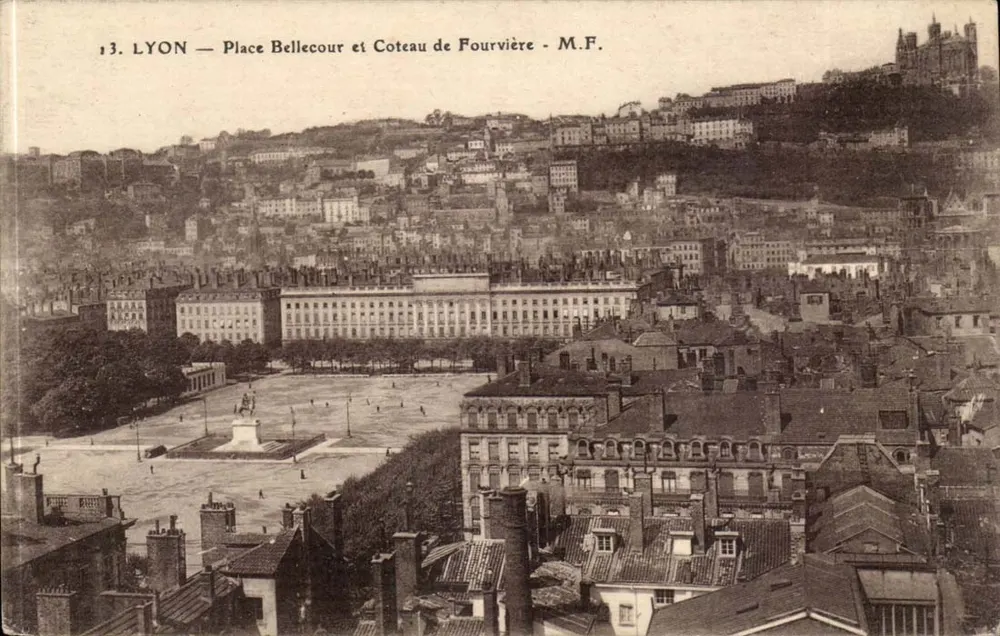LYON — Place Bellecour und Coteau de Fourvière — M.F. - Vorderseite
