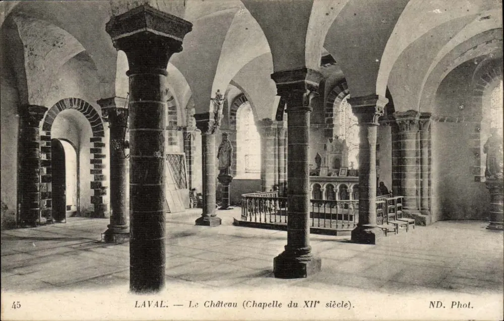 Laval — O Castelo (Capela do século XII) — ND. Fot. - Frente