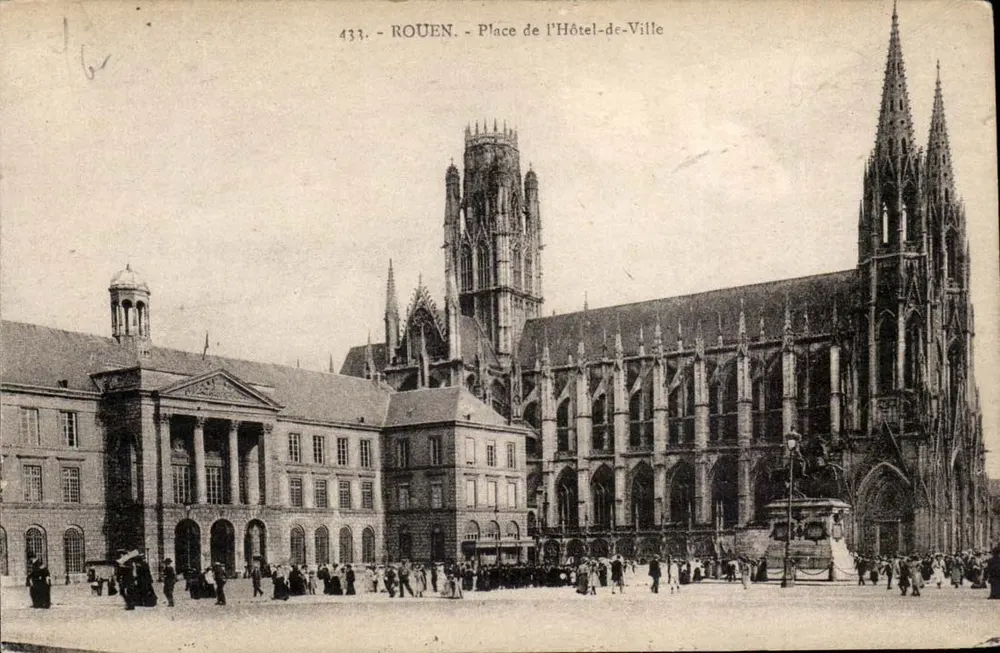 Rouen - Place de l'Hôtel-de-Ville — vista da catedral e do hotel de ville, n° 433 - Frente