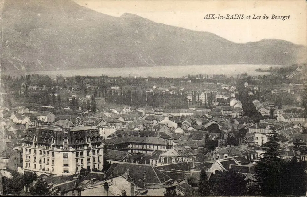 AIX-les-BAINS e Lago do Bourget — vista panorâmica com hotel Astoria — editor E. Reynaud, Chambéry - Frente
