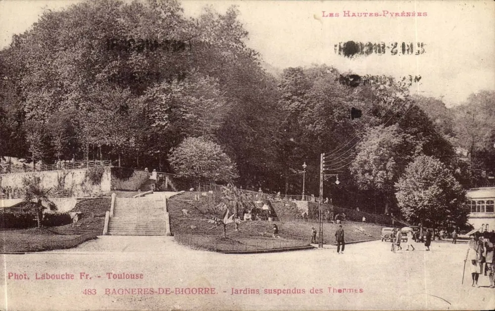 Bagnères-de-Bigorre — Jardins suspendus dos Termas — Fot. Labouche Fr. - Toulouse - Frente
