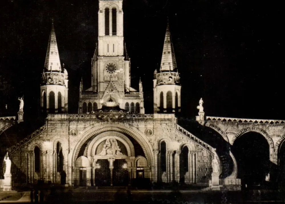 Lourdes (Htes-Pyr.) — A Basílica Iluminada — Éditions d'Art, Paris - Frente