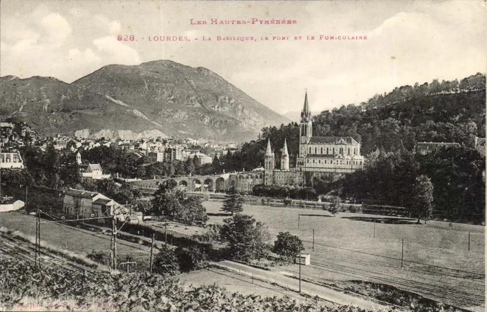 Lourdes - Die Basilika, der Hafen und der Seilzug — Les Hautes-Pyrénées, n°828 - Vorderseite