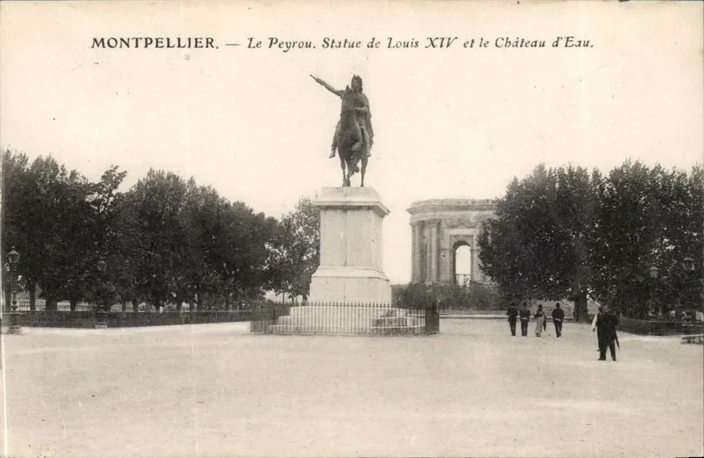 Montpellier — Der Platz Peyrou. Statue von Ludwig XIV und das Wasserwerk. - Vorderseite