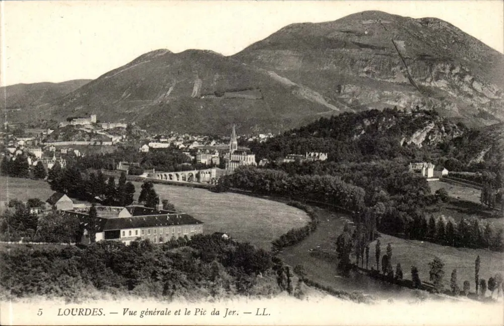 Lourdes — Vista geral e o Pic du Jer — LL. — N°5 - Frente