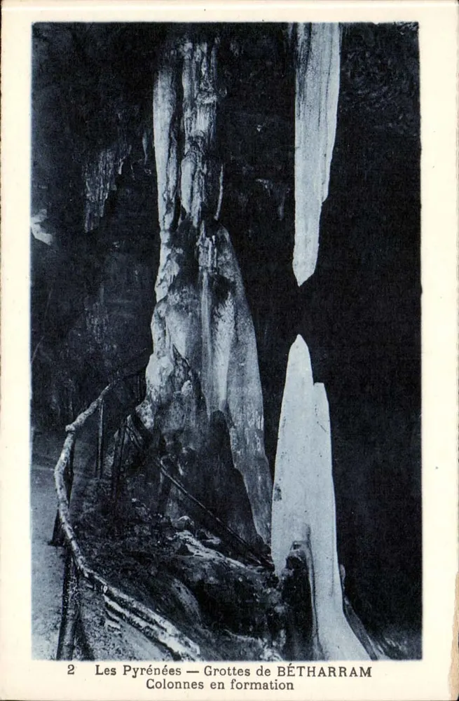 Os Pirineus — Grutas de BÉTHARRAM — Colunas em formação - Frente