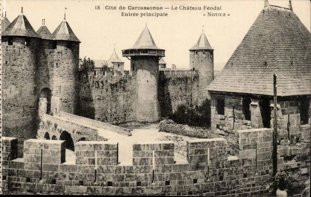 Cidade de Carcassonne — O Castelo Feudal — Entrada Principal — « Notice » - Frente
