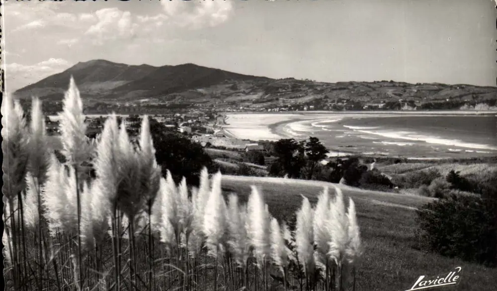 Hendaye — Allgemeiner Blick auf den Hendaye Strand, im Hintergrund Spanien — Lavielle - Vorderseite