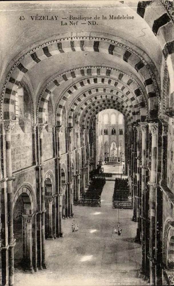 Vézelay — Basílica de Nossa Senhora da Madeleine — A Nave - Frente