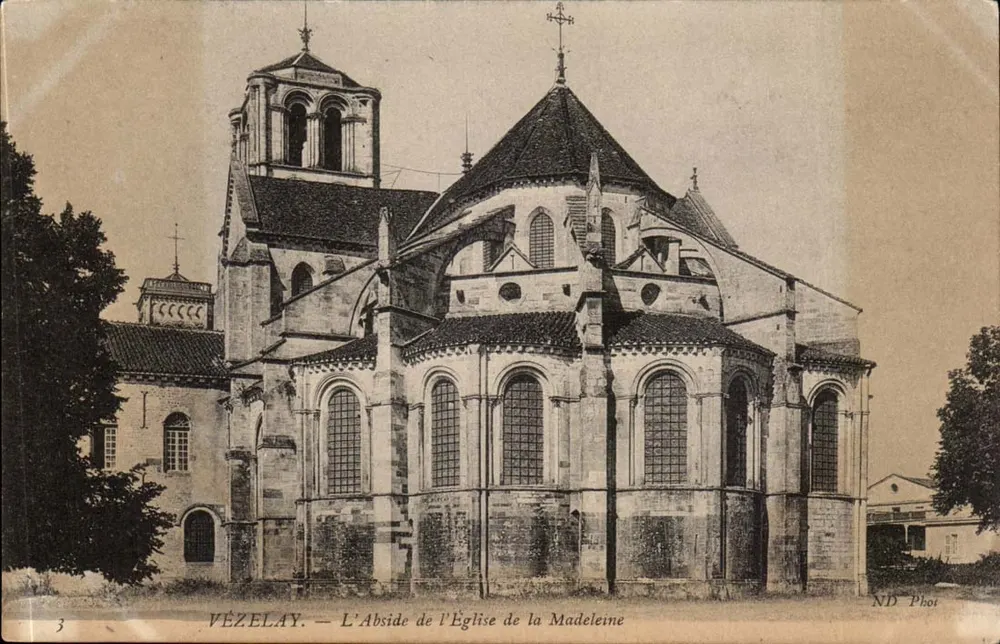 Vézelay — A Abside da Igreja da Madeleine — ND Phot - Frente