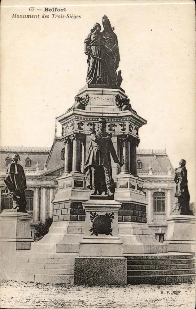 Belfort — Monument dos Três-Sentados — B. F. (editor) - Frente