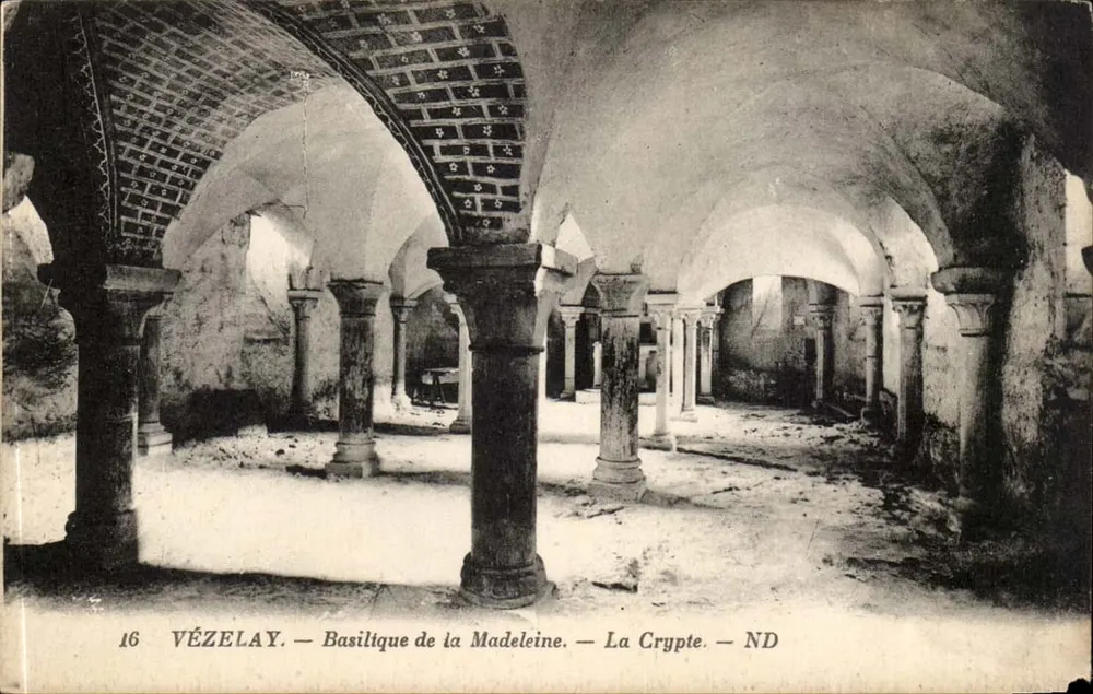Vézelay — Basílica de Nossa Senhora da Madeleine — A Cripta — ND - Frente