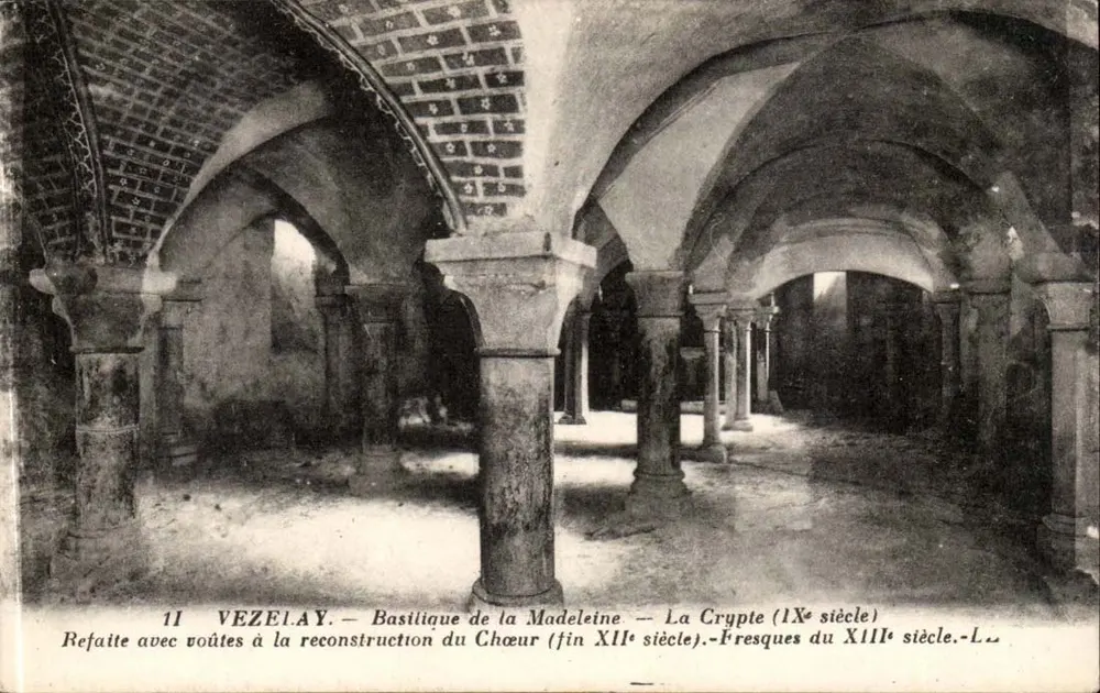 Vézelay — Basilique de la Madeleine — A Cripta (século IX) — Refaçada com abóbadas durante a reconstrução do Coro (fim do século XII) — Frescos do século XIII - Frente
