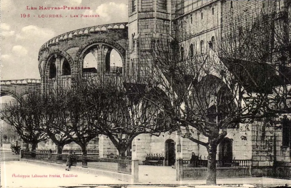 Lourdes - As Piscinas — Les Hautes-Pyrénées — Editor: Fototipia Labouche Frères, Toulouse - Frente
