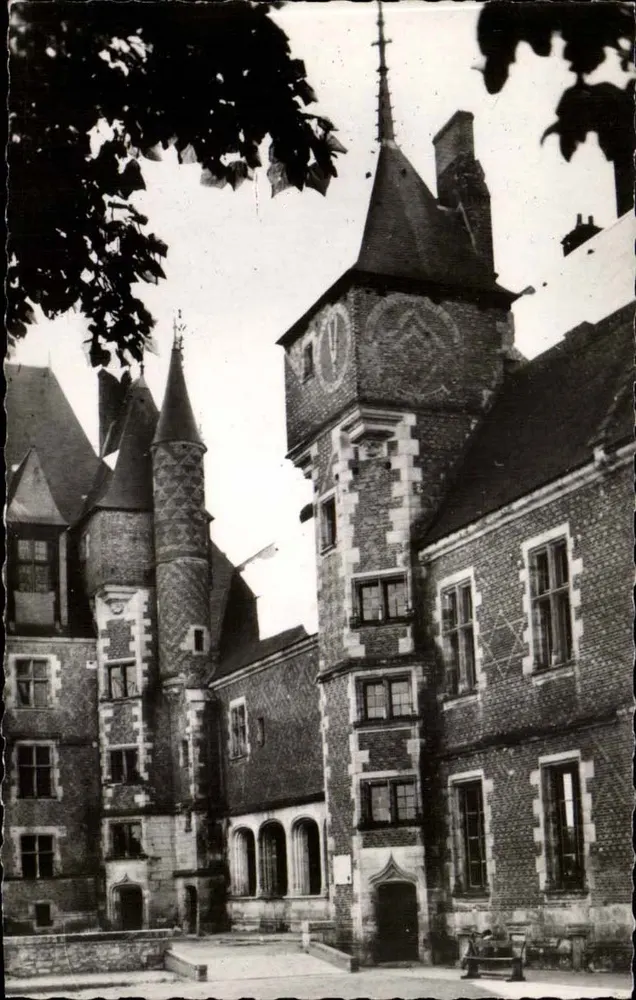 Gien (Loiret) — Cour Intérieure do Castelo — Éditions GAUD, Rue de la Maison (S.-et-O.) - Frente