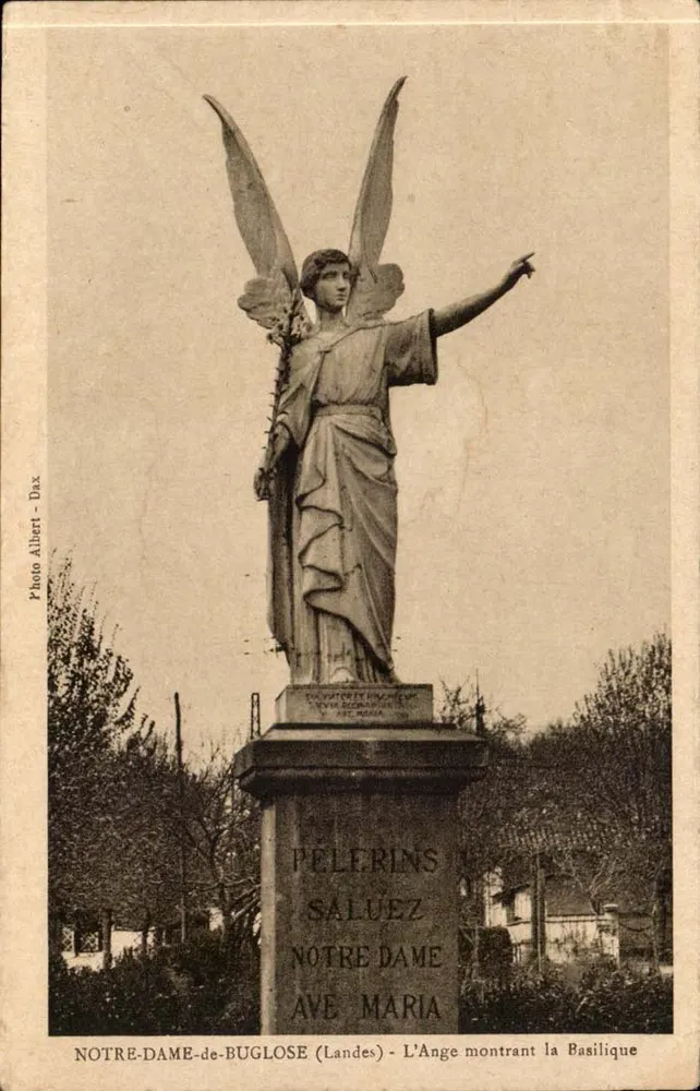 NOTRE-DAME-de-BUGLOSE (Landes) — A Anjo Apontando a Basílica — Foto Albert-Dax - Frente