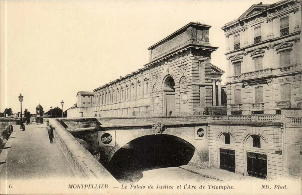 Montpellier — O Palácio de Justiça e o Arco do Triunfo — ND. Fot. - Frente