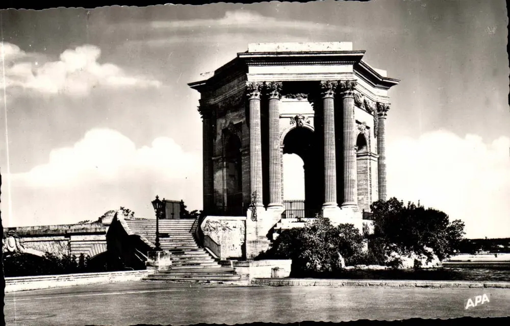 Montpellier (Hérault) — Le Peyrou — Château d'Eau — Société des Cartes Postales APA-POUX — nr. 407 - Voorkant