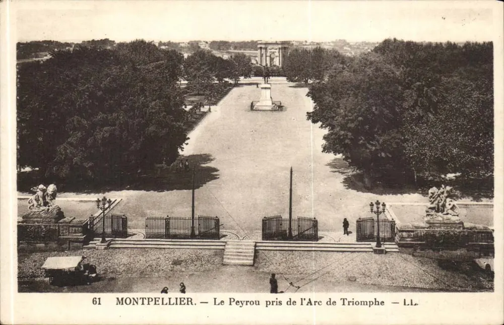 Montpellier — O Peyrou visto do Arco do Triunfo — L.L. - Frente