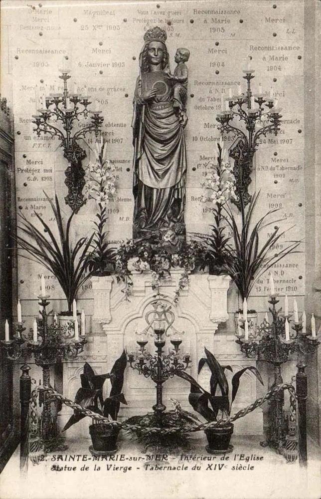 Statue der Jungfrau - Tabernakel des 14. Jahrhunderts — Sainte-Marie-sur-Mer — Innenansicht der Kirche - Vorderseite