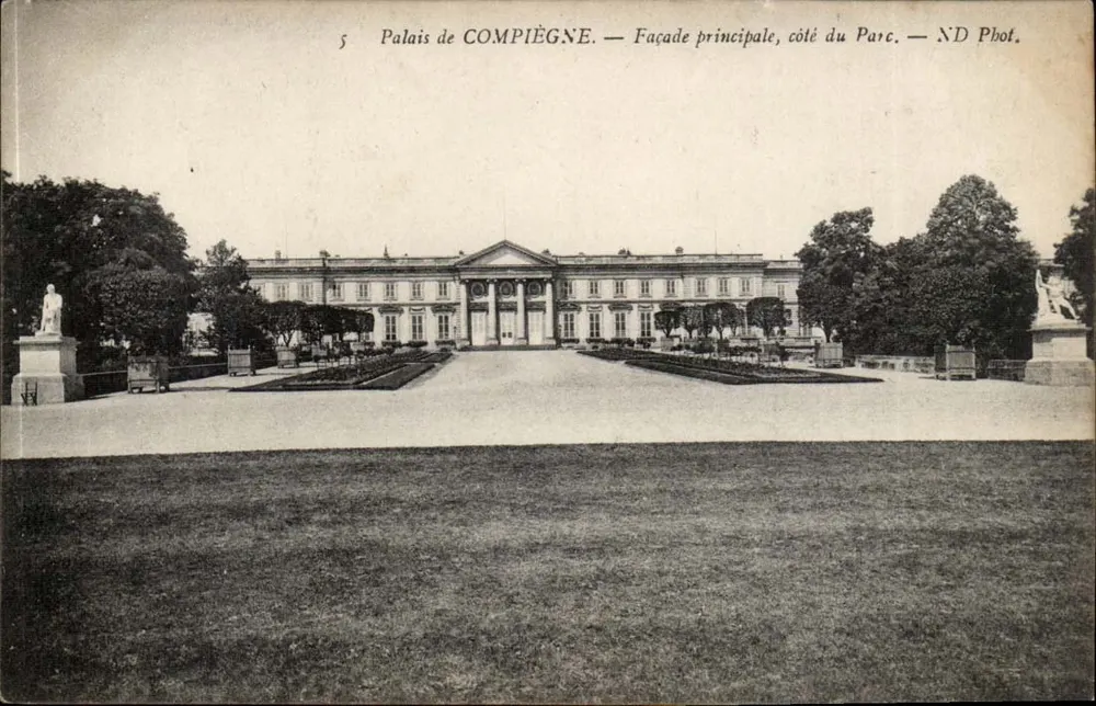Palácio de COMPIÈGNE — Fachada principal, lado do Parque — ND Fot. - Frente