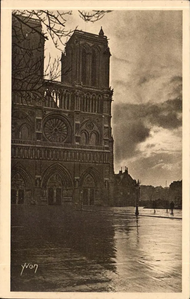 Nossa Senhora de Paris — Efeito de iluminação no Pátio — Edição de Arte YVON - Frente
