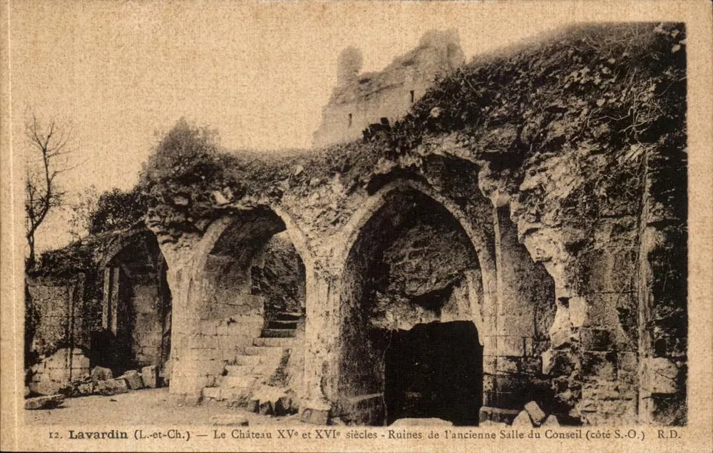 Lavardin (L.-et-Ch.) — Das Schloss 15. und 16. Jahrhundert — Ruinen der alten Ratshalle (Seiten Süd-West) — R.D. - Vorderseite