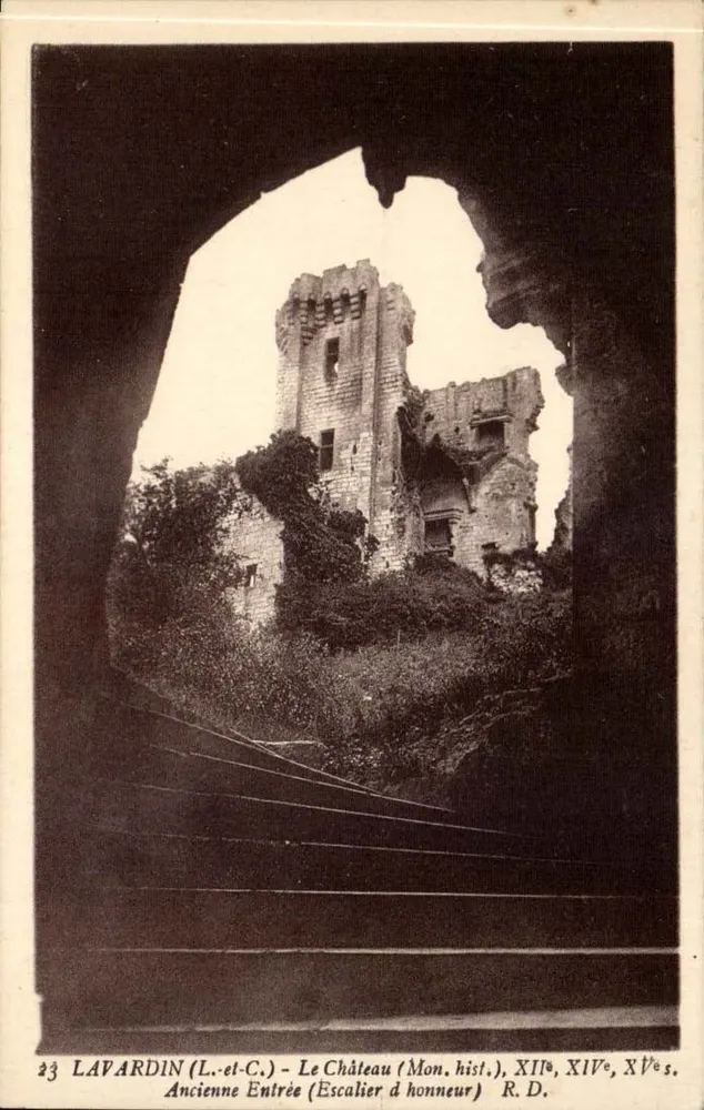 Lavardin (L.-et-C.) - Das Schloss (Historisches Denkmal) - Alte Eingang (Ehrenstiege) - R.D. - Vorderseite