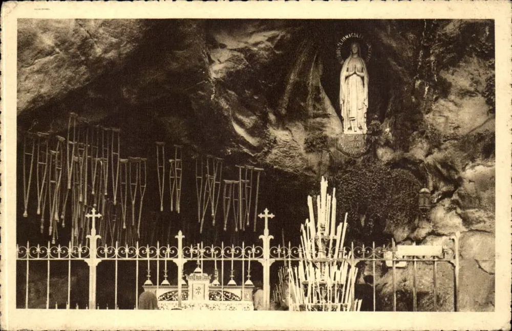 A Gruta Milagrosa — Lourdes — Edição P. Doucet, Lourdes, n°46 - Frente