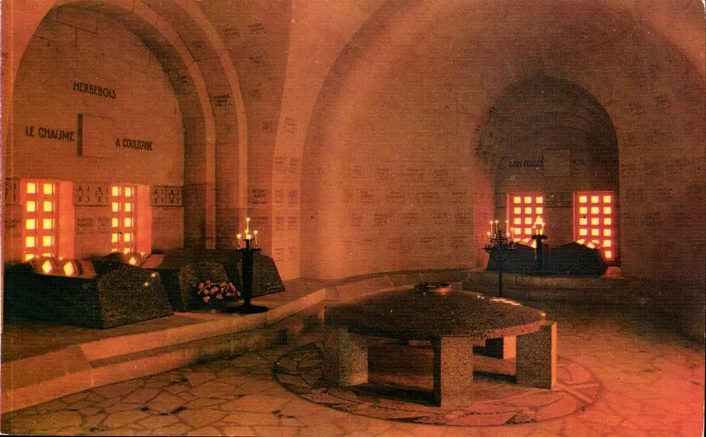 Ossuário de Douaumont — Capela do Lembrar — Editor Couleurs Naturelles, n° 105 - Frente