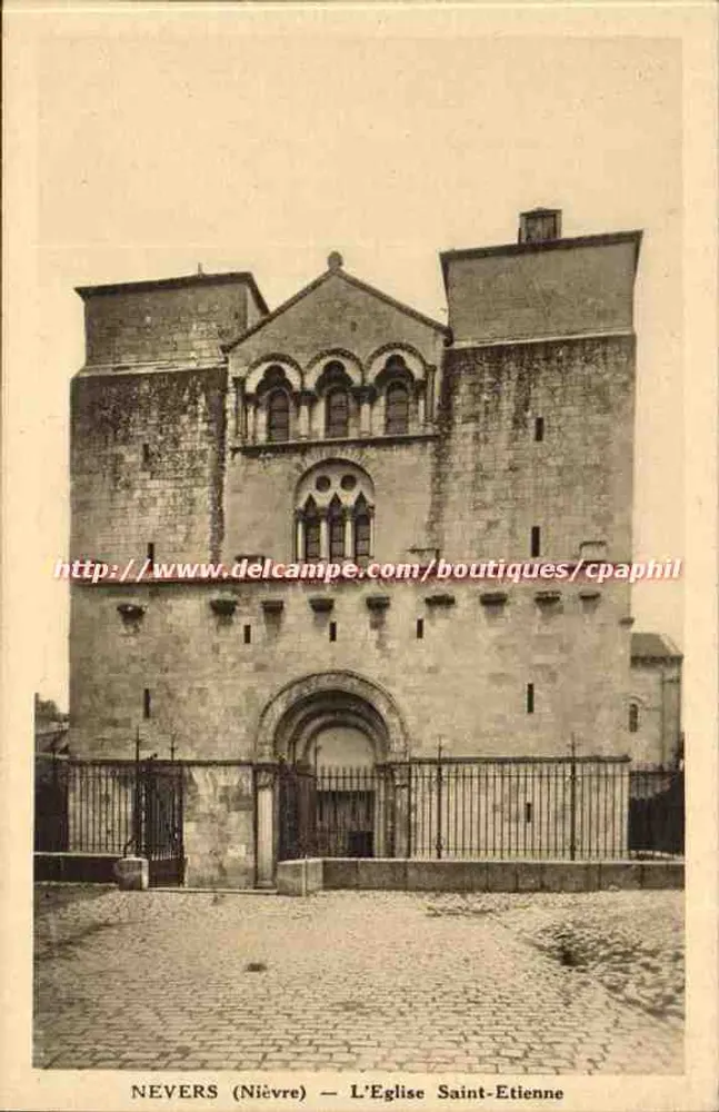 Nevers (Nièvre) — A Igreja de São Etienne — Fot. Combier-Macon - Frente