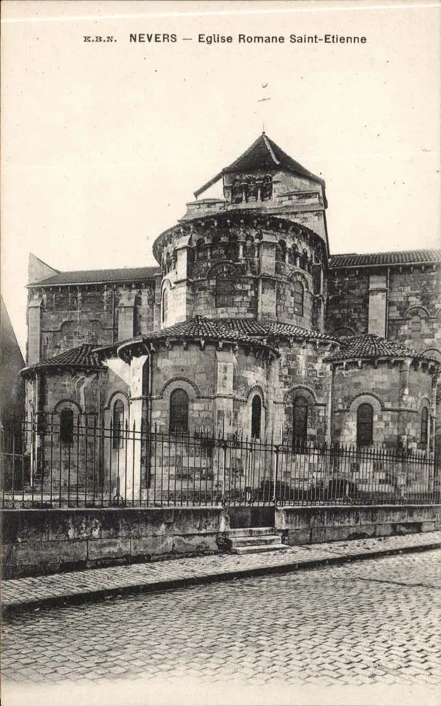 Nevers — Igreja România de Saint-Étienne - Frente