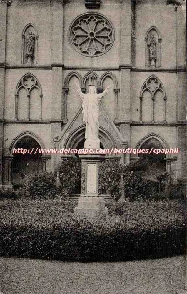 Statue Jesu vor einer gotischen Kirche — Konvent und Internat der Schwestern der Providence, Peltre (Moselle) - Vorderseite