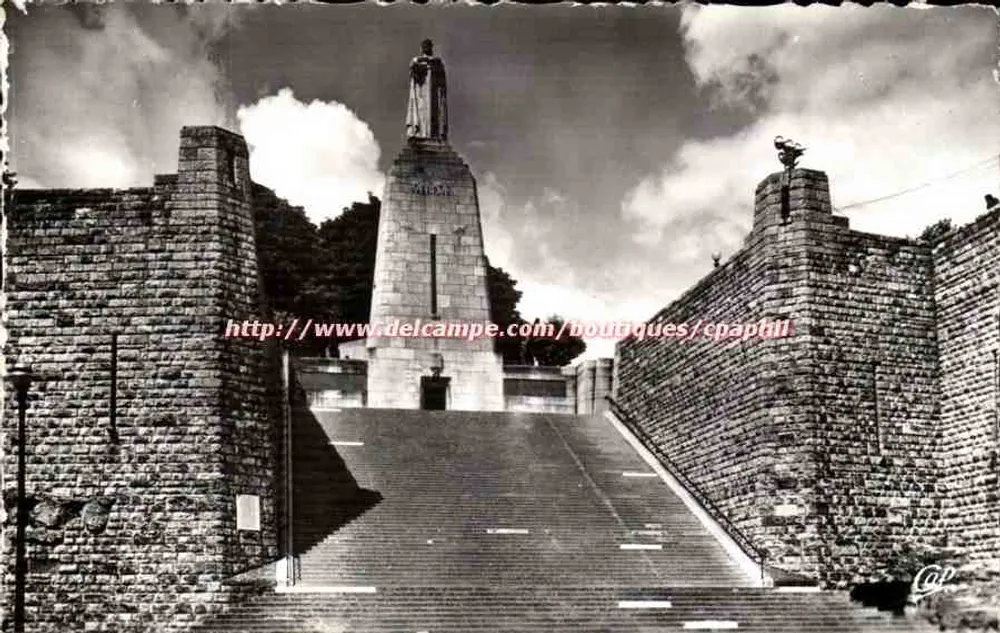 Verdun (Meuse) — Monument de la Victoire — C.A.P. Paris - Recto