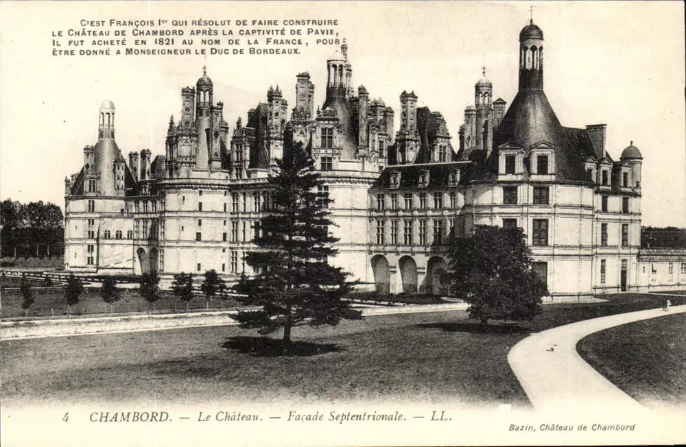 Chambord — O Castelo — Fachada Septentrional — LL. Bazin - Frente