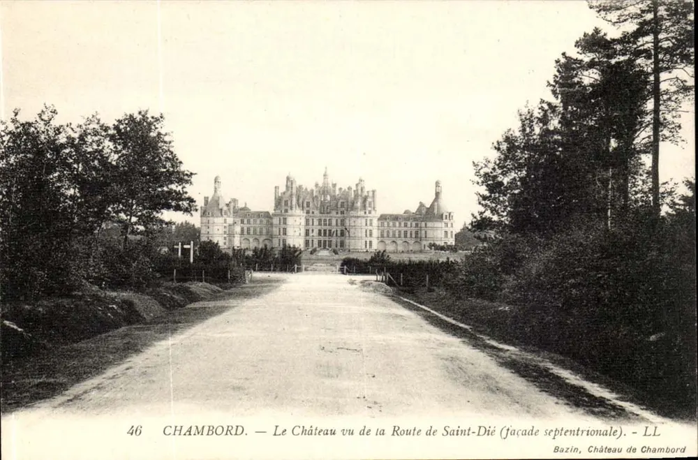 Chambord — Ansicht des Schlosses von der Straße nach Saint-Dié (nördliche Fassade) — Bazin, Schloss Chambord - Vorderseite