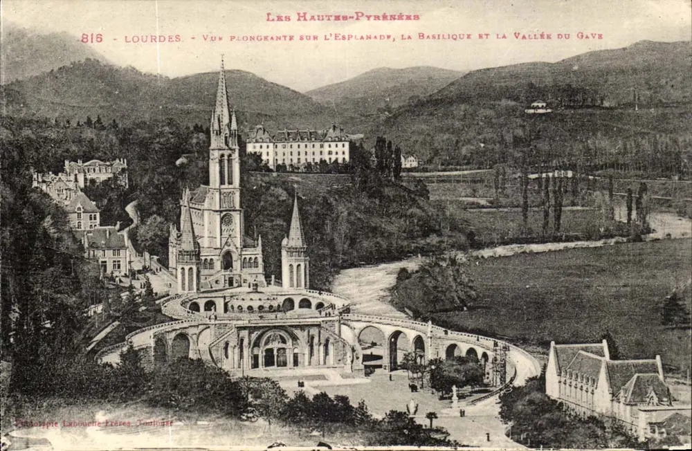 Lourdes — Aufnahme von der Esplanade, der Basilika und der Gave-Tal — Photodépôt Labouche Frères, Toulouse - Vorderseite