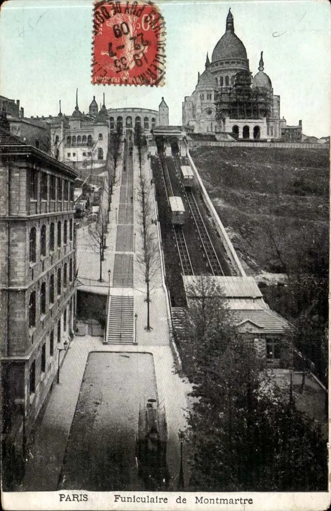 Paris — Funicular de Montmartre — vista com a basílica do Sagrado Coração no fundo - Frente