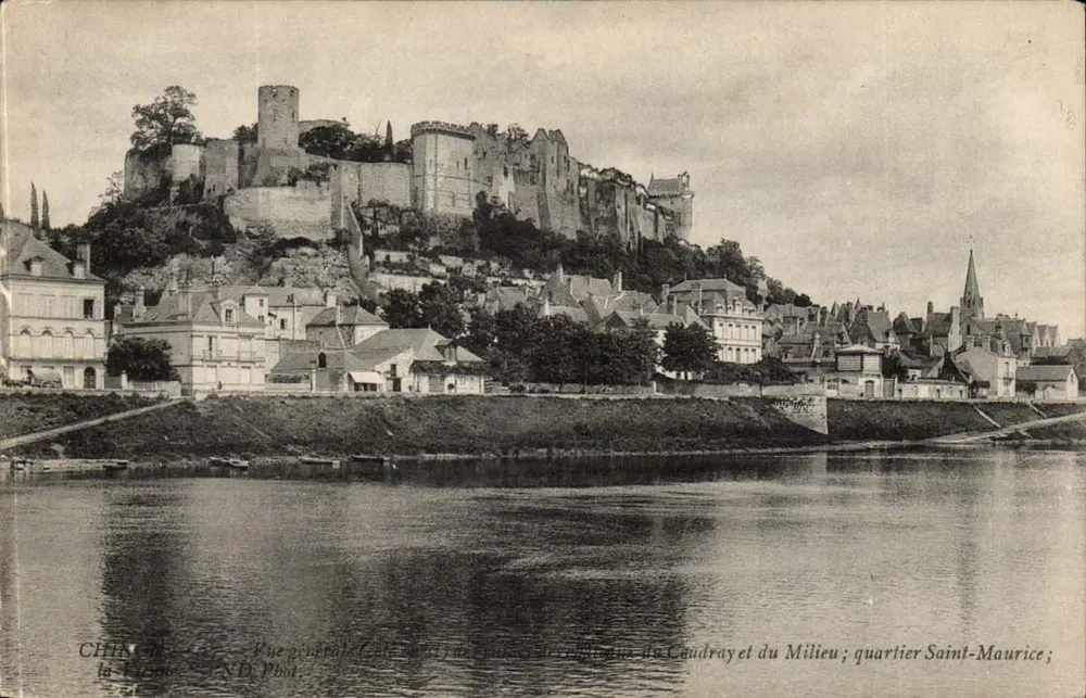 Vista geral (lado norte) dos castelos do Caudray e do Milieu ; bairro Saint-Maurice — CHIKO — N.D. Phot. - Frente